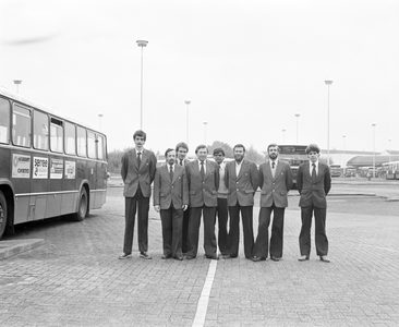 880877 Groepsportret van nieuwe stadsbuschauffeurs bij het Gemeentelijk Vervoerbedrijf Utrecht (G.V.U.) op de remise ...